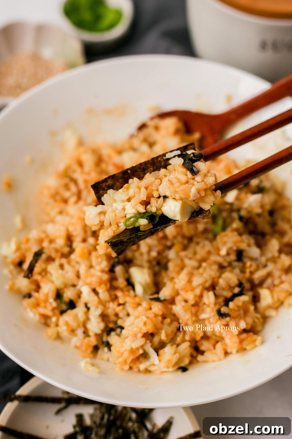 Gyeran Bap: Classic Korean Egg Rice Recipe 4 Eating egg rice wrapped in seaweed