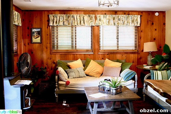 Silver Falls Lodge Cabin Camping in Oregon 6 Cabin camping in Oregon: Silver Falls Lodge cabin living room